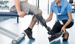 أخصائي أطراف صناعية وأجهزة مساعدة
